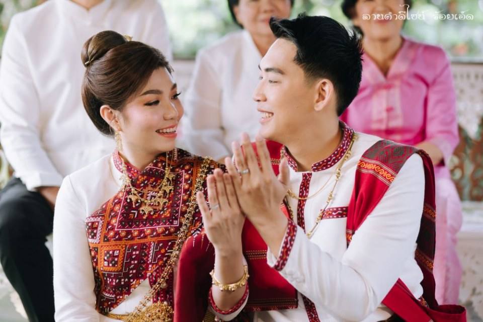 ชุดแต่งงานอีสาน (งานกินดอง), Thailand.