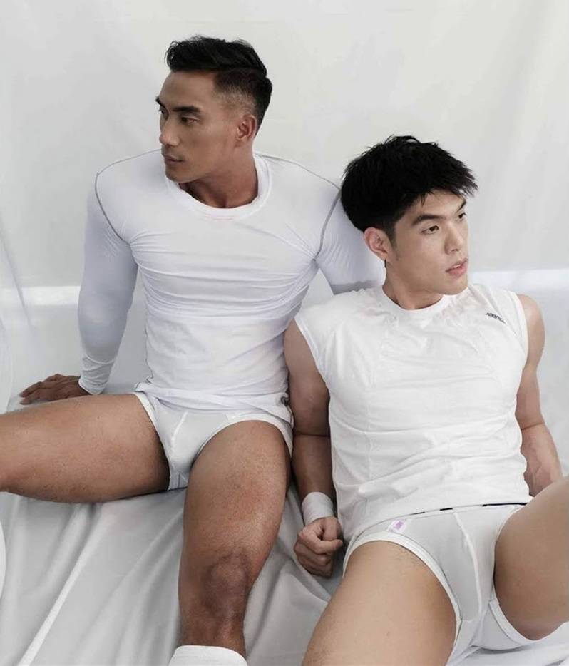 หนุ่มหล่อขึ้นปก 585