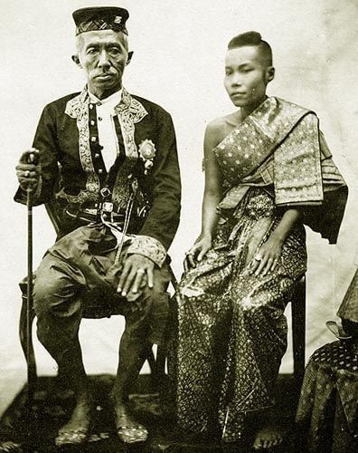 Photograph of Siamese: Traditional Outfit.