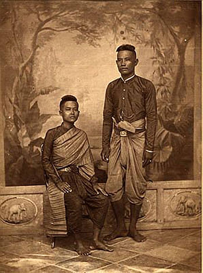 Photograph of Siamese: Traditional Outfit.