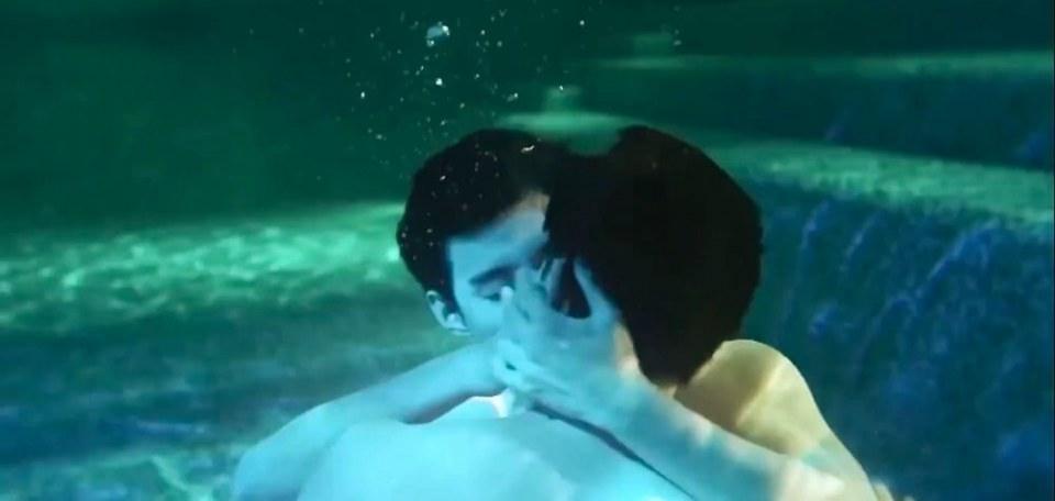 ดื่มด่ำ..ไอติมรสถั่วดำ.กับ.ขนมปังไส้สัปรด.และหยดน้ำสตอเบอรี่