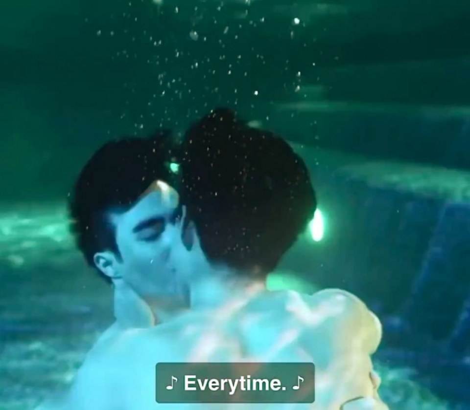 ดื่มด่ำ..ไอติมรสถั่วดำ.กับ.ขนมปังไส้สัปรด.และหยดน้ำสตอเบอรี่