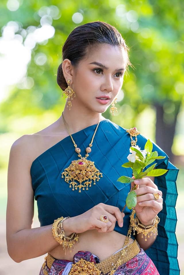 Thai Dress: ชุดไทย ผ้าลายอย่าง | Thailand