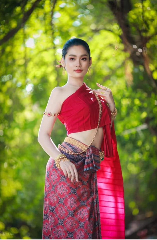 Thai Dress: ชุดไทย ผ้าลายอย่าง | Thailand