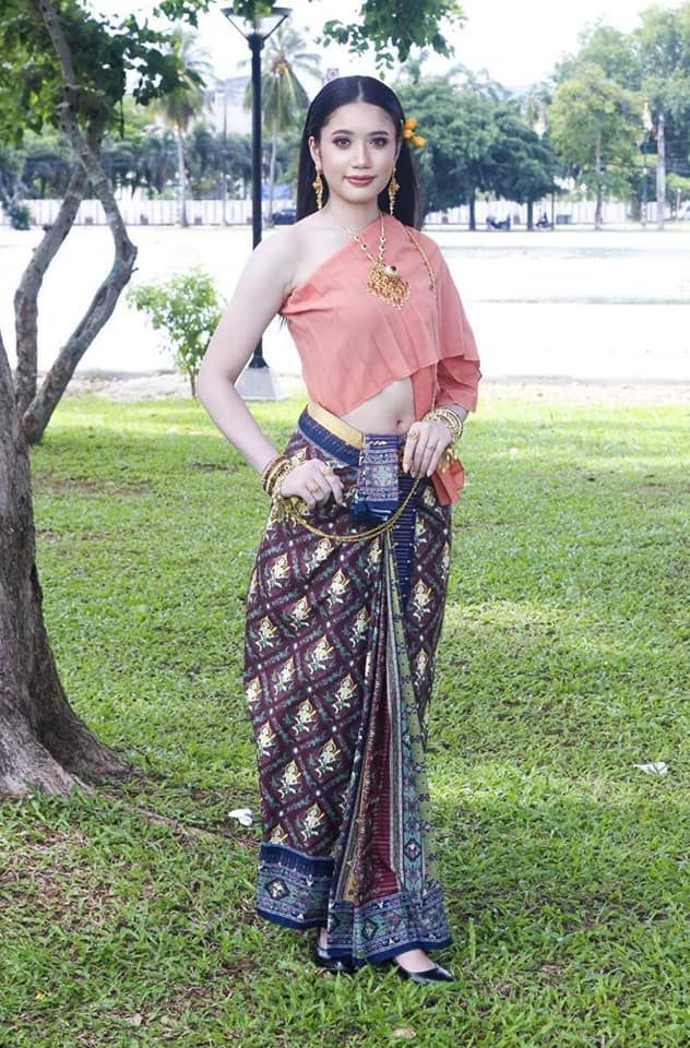 Thai Dress: ชุดไทย ผ้าลายอย่าง | Thailand