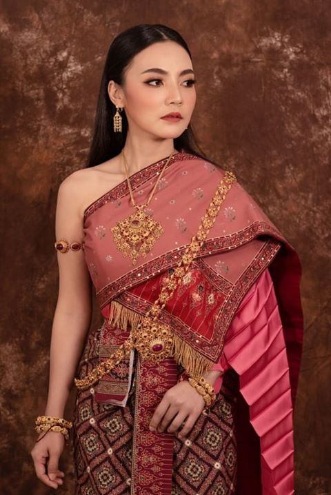 Thai Dress: ชุดไทย ผ้าลายอย่าง | Thailand