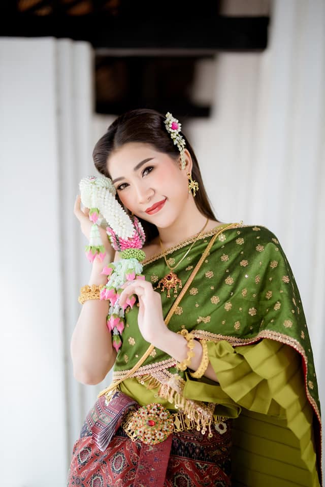 Thai Dress: ชุดไทย ผ้าลายอย่าง | Thailand 🇹🇭