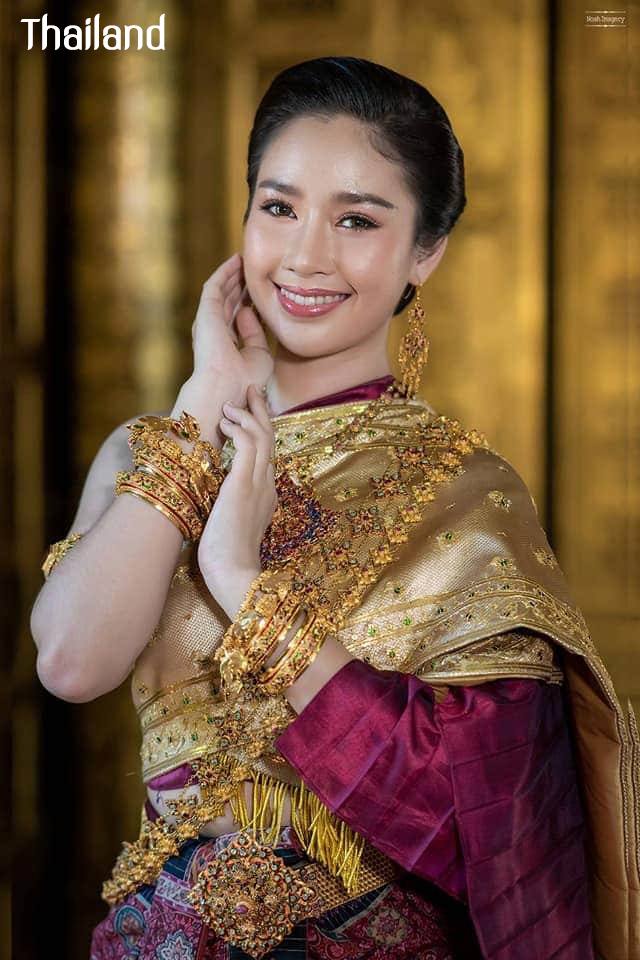 Thai Dress: ชุดไทย ผ้าลายอย่าง | Thailand 🇹🇭