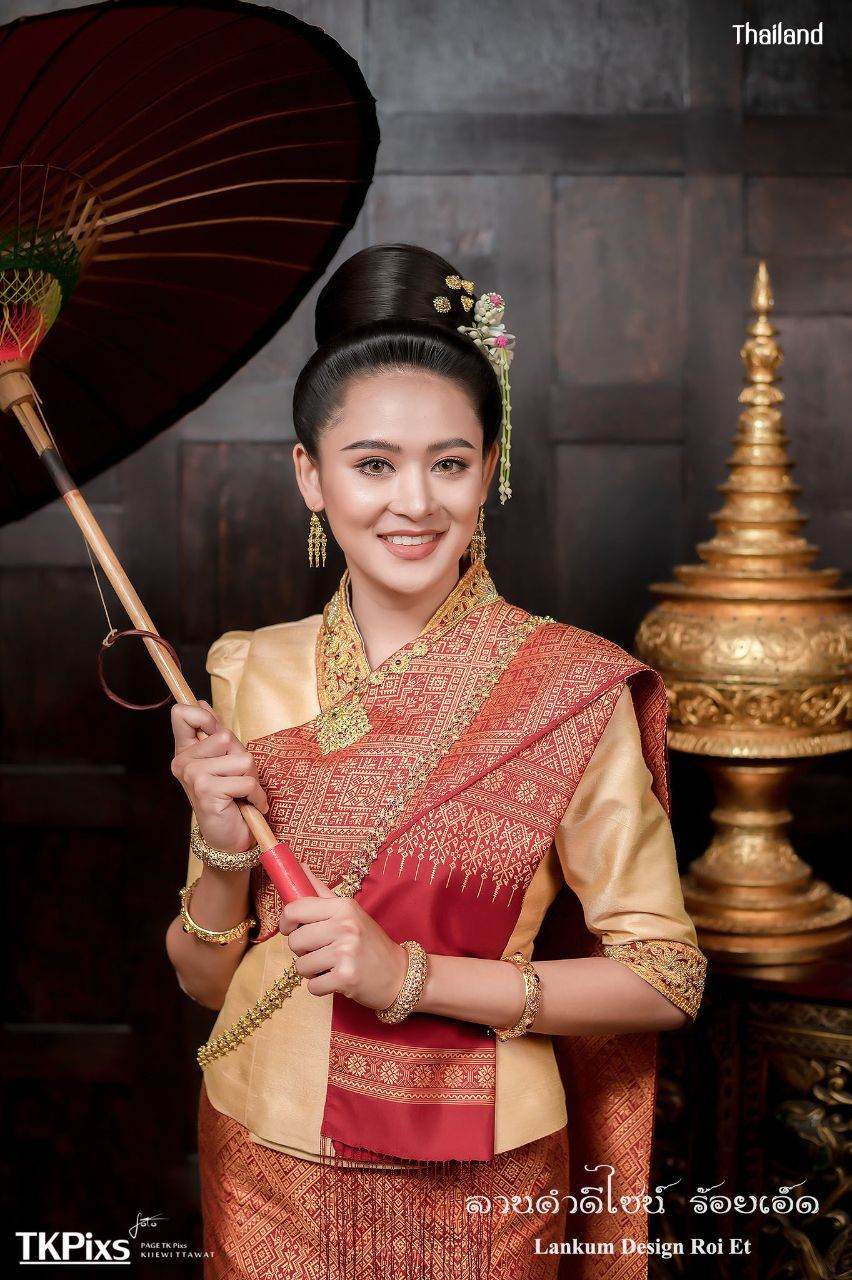 THAILAND 🇹🇭 | ชุดแต่งงานอีสาน ลานคำดีไซน์ "ชุดผ้าขิดไหมคำอีสานลายมงคล"