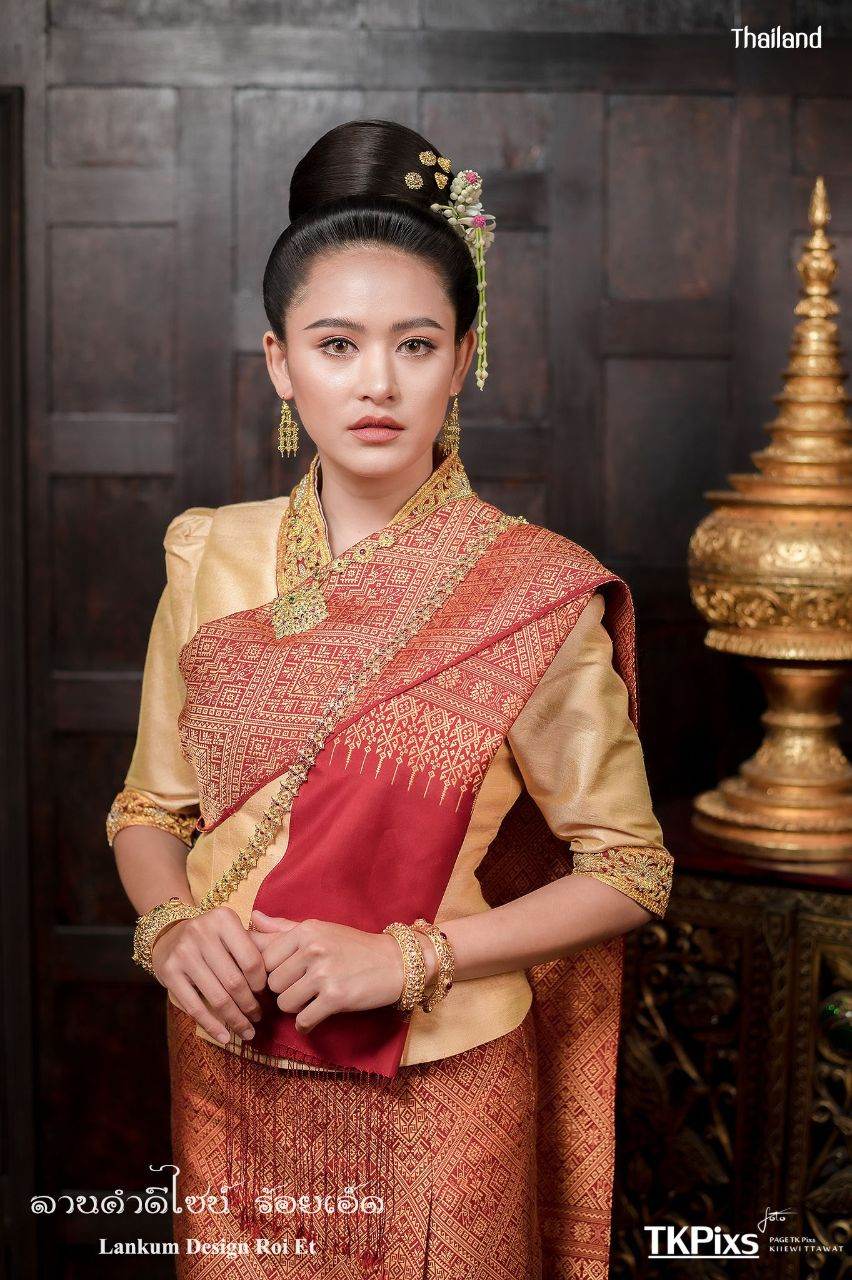 THAILAND 🇹🇭 | ชุดแต่งงานอีสาน ลานคำดีไซน์ "ชุดผ้าขิดไหมคำอีสานลายมงคล"