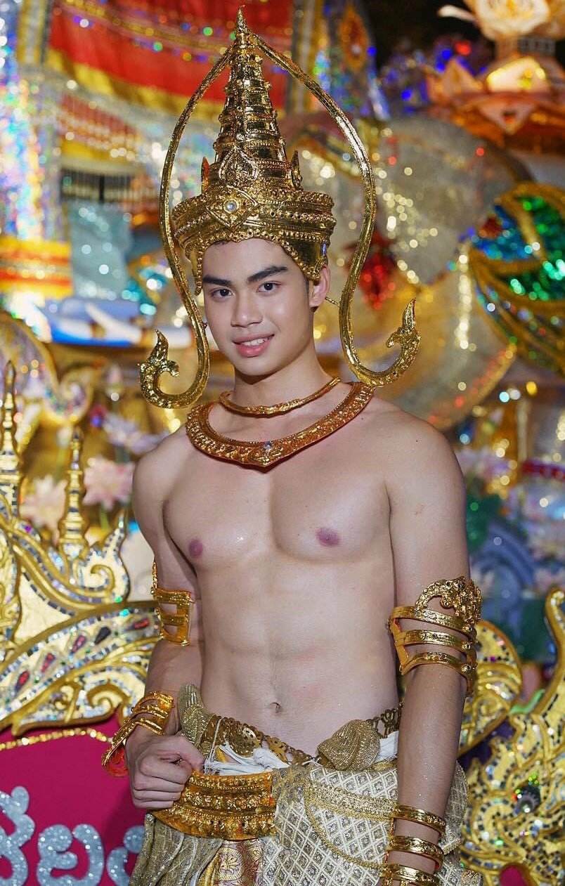 เทพบุตรนมสวย