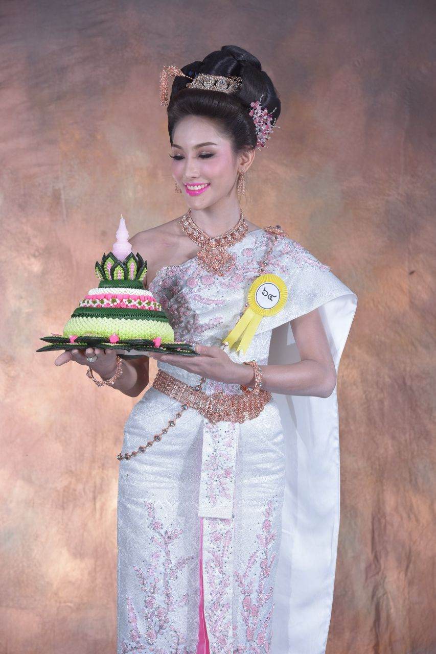 Thailand 🇹🇭 | Thai traditional costume, ชุดไทย และ กระทง