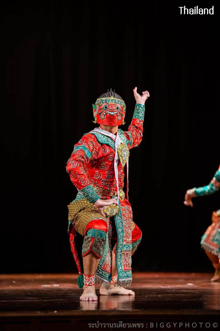 THAILAND 🇹🇭 | "ระบำวานรเตียวเพชร" Khon masked dance drama in Thailand