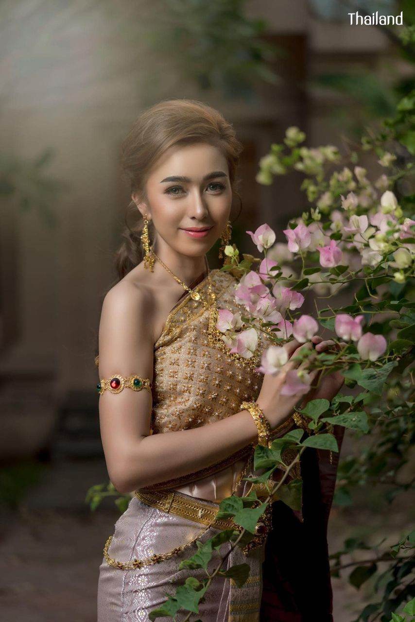 THAI WEDDING DRESS ( The sbai in Thai dress) | THAILAND 🇹🇭