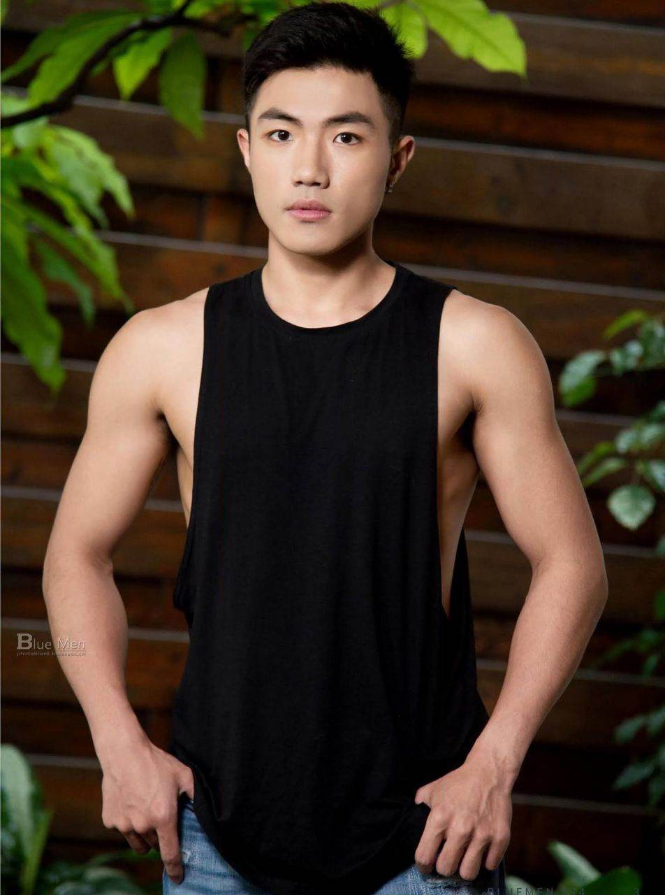 หนุ่มหล่อขึ้นปก 977