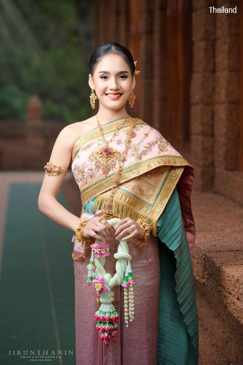 THAI WEDDING DRESS | THAILAND 🇹🇭 (The sabai in Thai dress)