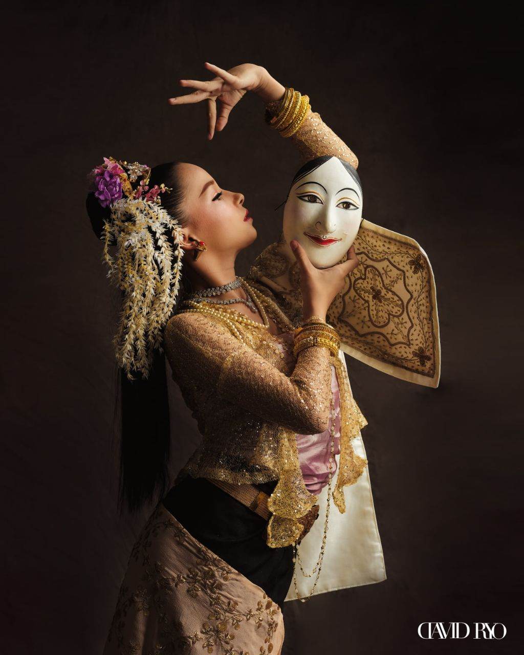 Myanmar traditional theme shoot for Elegant Mold, Chiang Mai. Photographed by David Ryo | Burmese costume 🇲🇲- present by Thai artist.🇹🇭