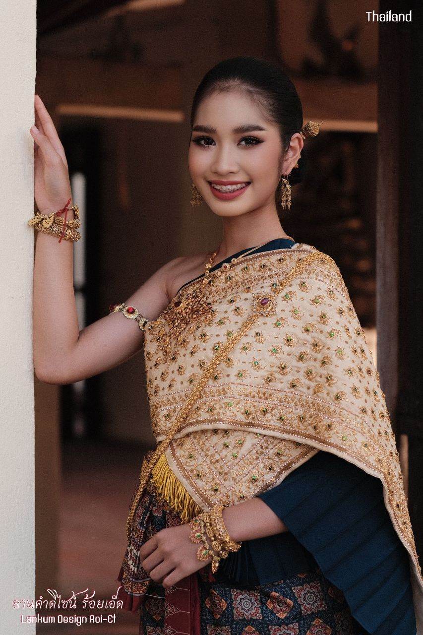 Thai Wedding Dress by Lankum design Roi-Et | THAILAND 🇹🇭