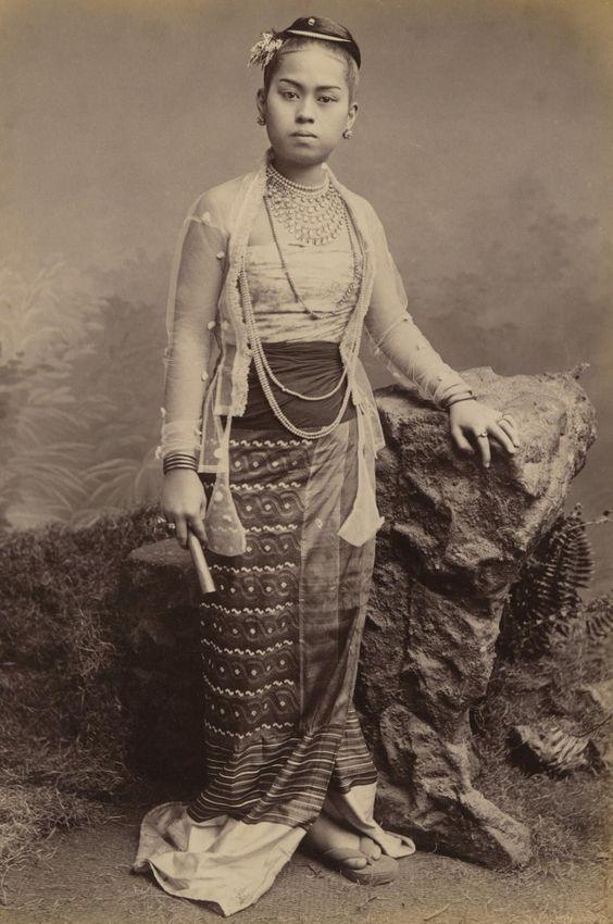 หญิงชนชั้นสูงชาวพม่ากับผ้าลุนตยา