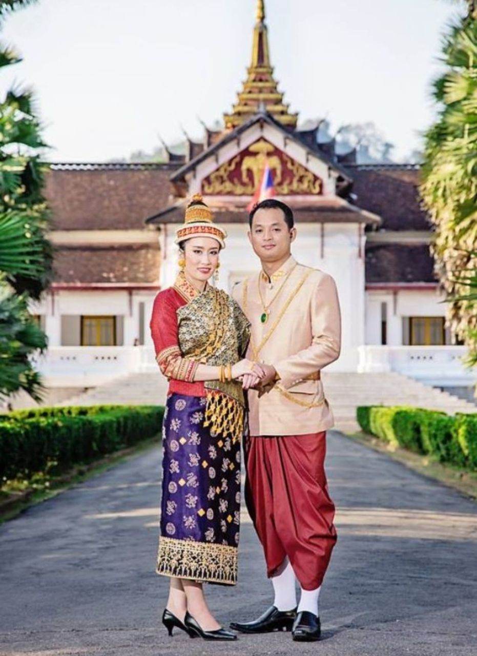 Тайцы одежда. Тайланд традиционный костюм. Лаос Национальная одежда. Лаосцы в национальной одежде. Тайцы в национальной одежде.