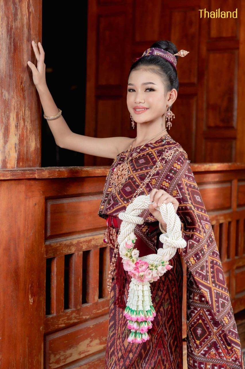 Phu Tai costume in Kalasin province with Praewa, Queen of Thai Silks | THAILAND 🇹🇭