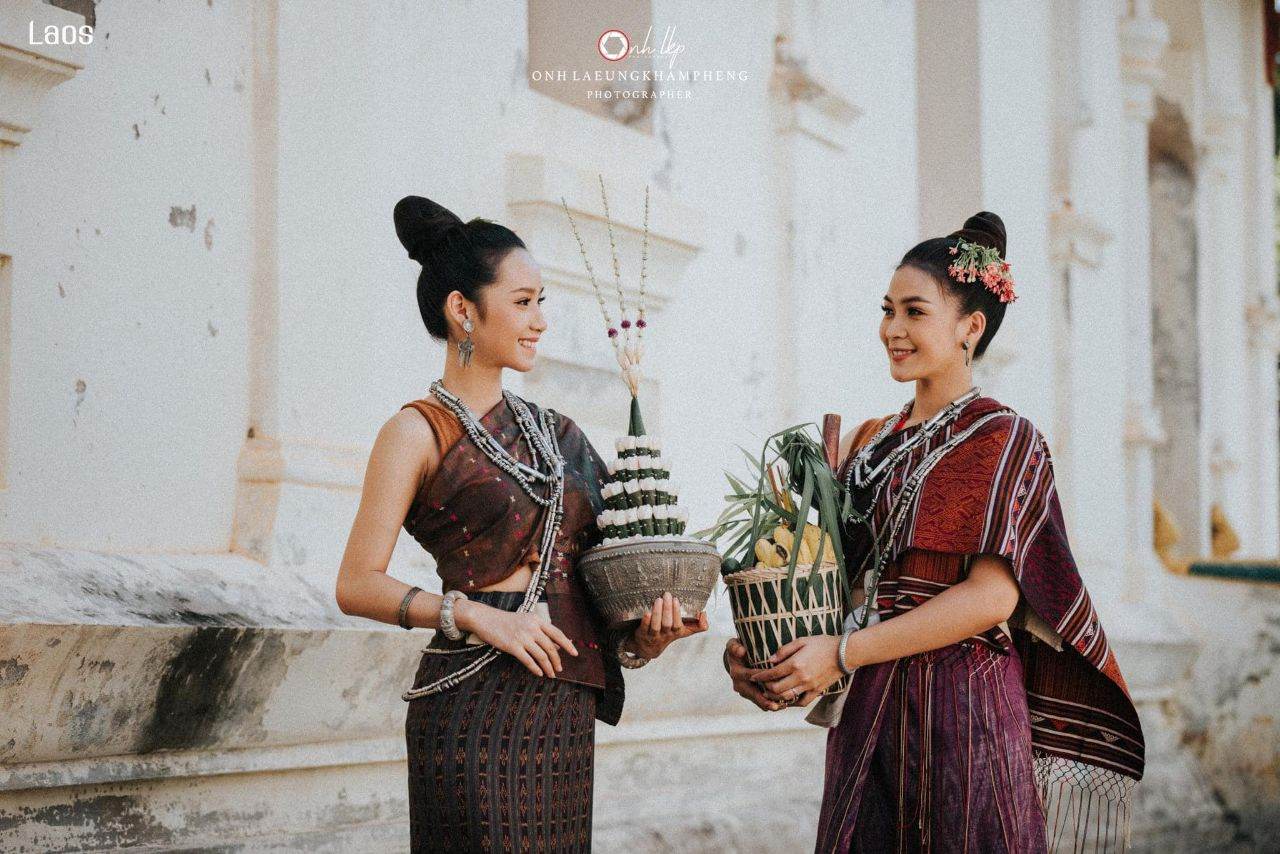 Laos 🇱🇦 | ປະເພີຮີດຄອງເດືອນສິບເພັງ ບຸນຫໍ່ເຂົ້າສລາກ(ສະຫຼາກ)