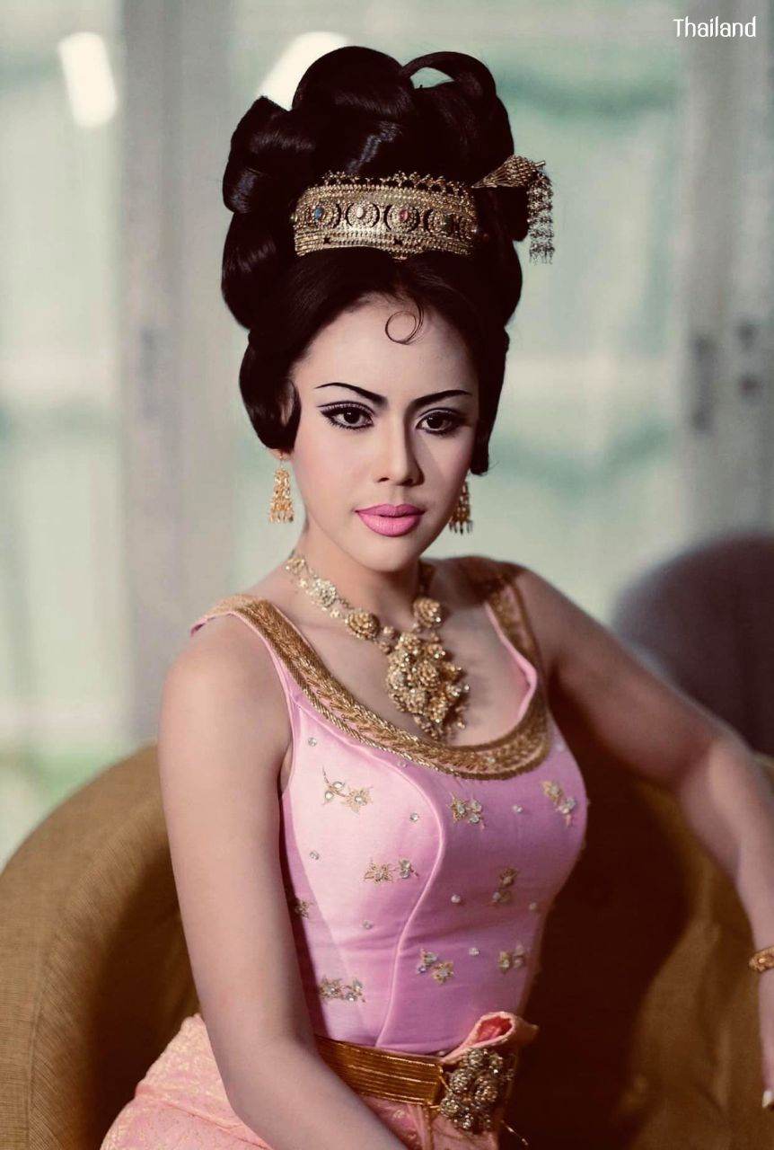 THAILAND 🇹🇭 | Thai Dusit Dress: Thai National Costume and 70s Makeup & Hairstyle by Sakunjan.