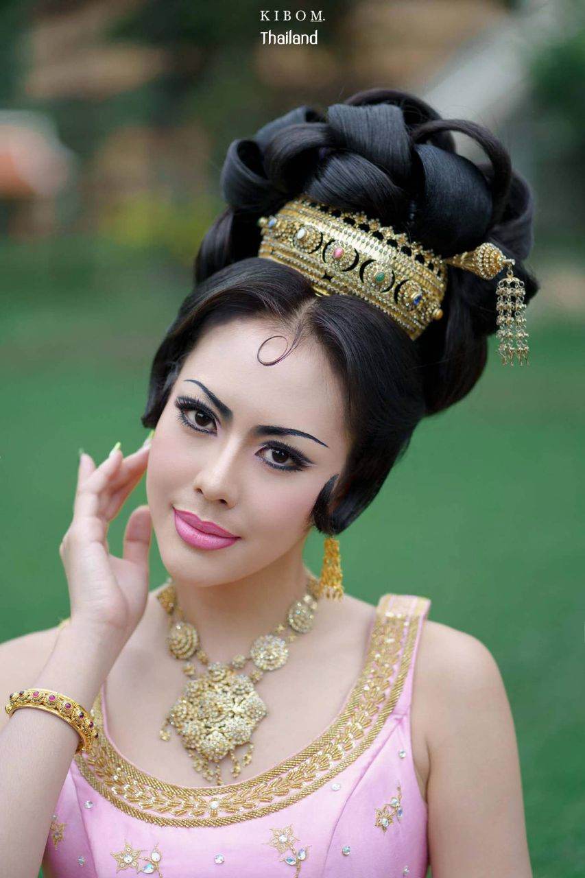 THAILAND 🇹🇭 | Thai Dusit Dress: Thai National Costume and 70s Makeup & Hairstyle by Sakunjan.