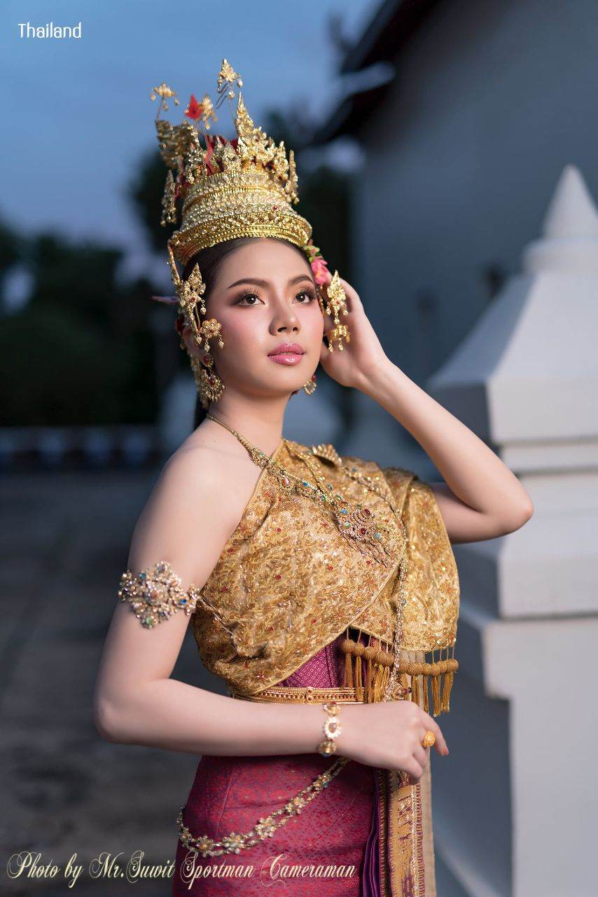 Beautiful "Krathong" and "Thai Lady" in Loy Krathong Festival: ลอยกระทง | THAILAND 🇹🇭