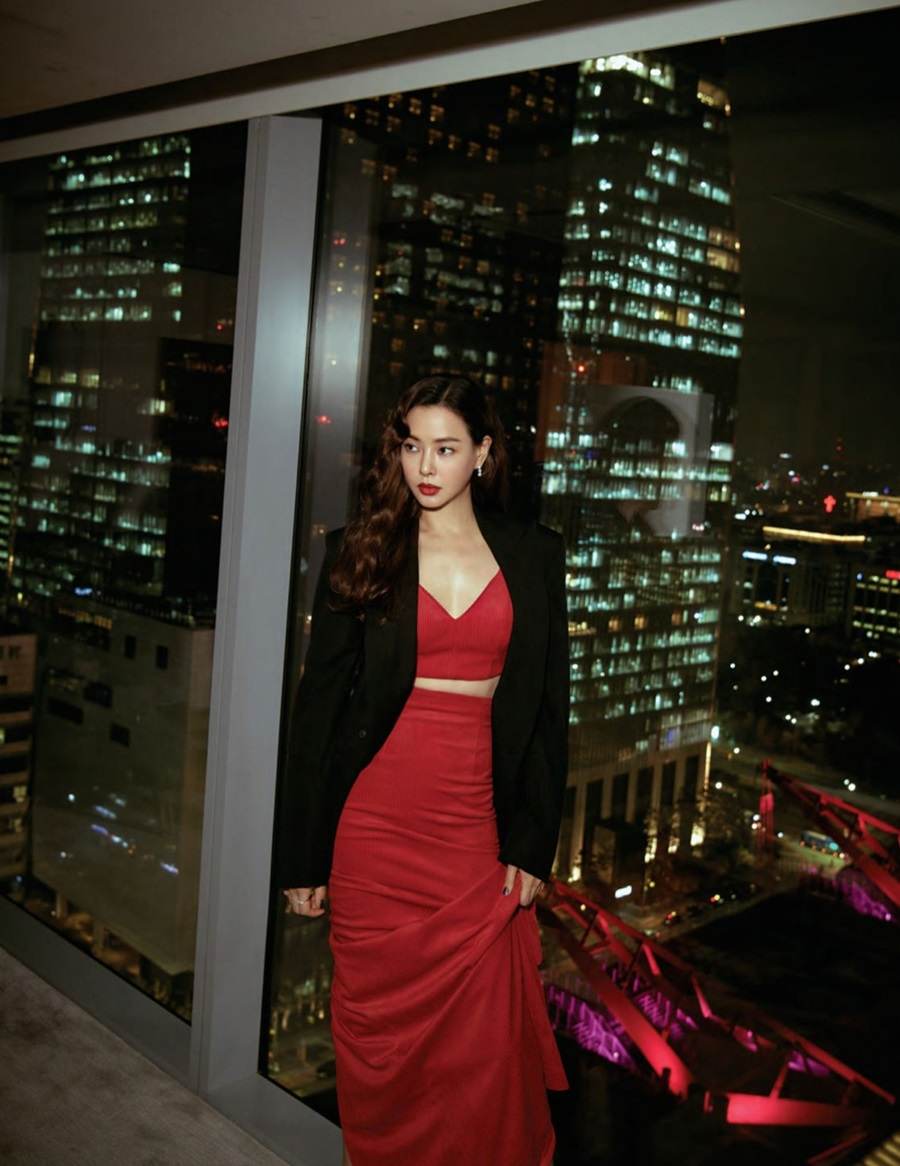 Honey Lee @ Cosmopolitan Korea December 2021