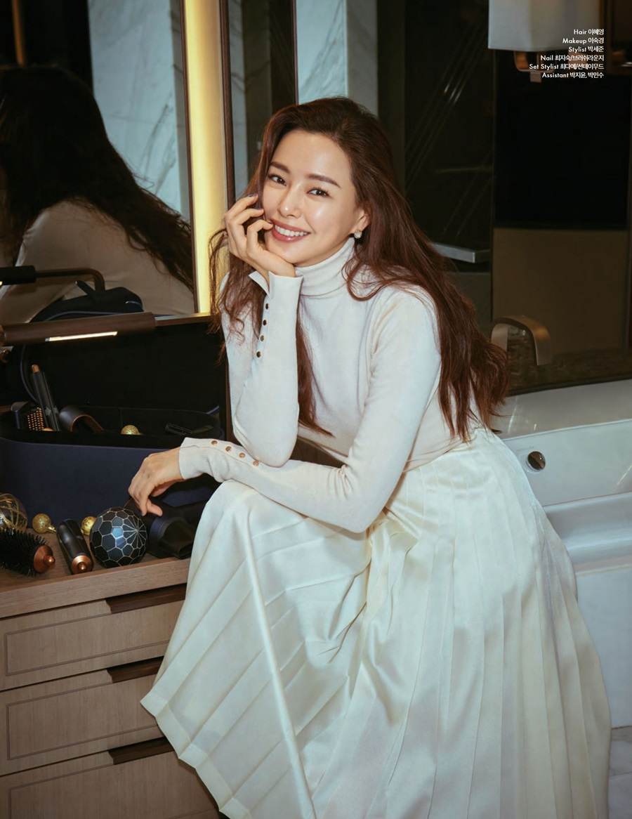 Honey Lee @ Cosmopolitan Korea December 2021
