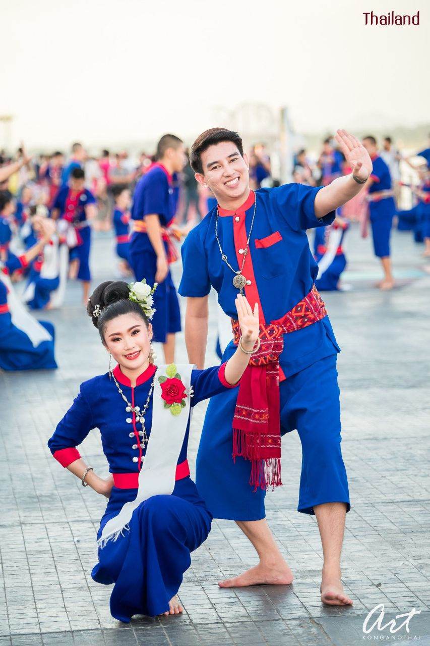 "ฟ้อนภูไทเรณูนคร - Fon Phu-Tai Renu Nakhon" at Nakhon Phanom province, Northeastern Thailand.🇹🇭