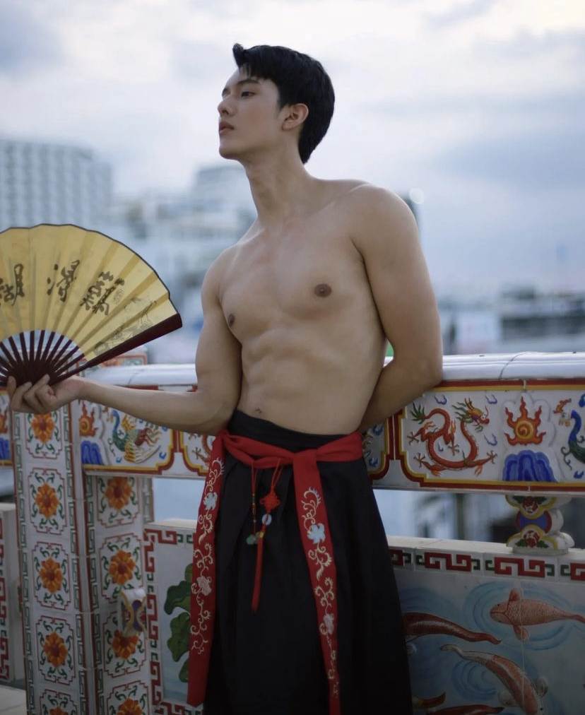 ชายหล่อตรุษจีน