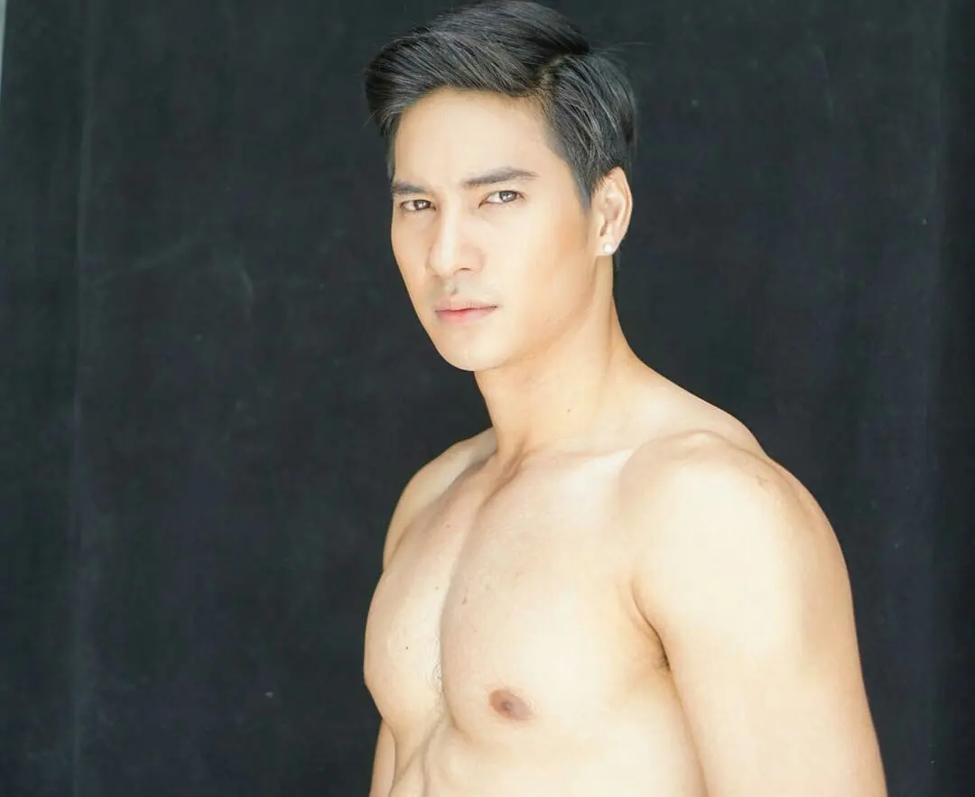 ไมค์ ภัทรเดช ถอดเสื้อ