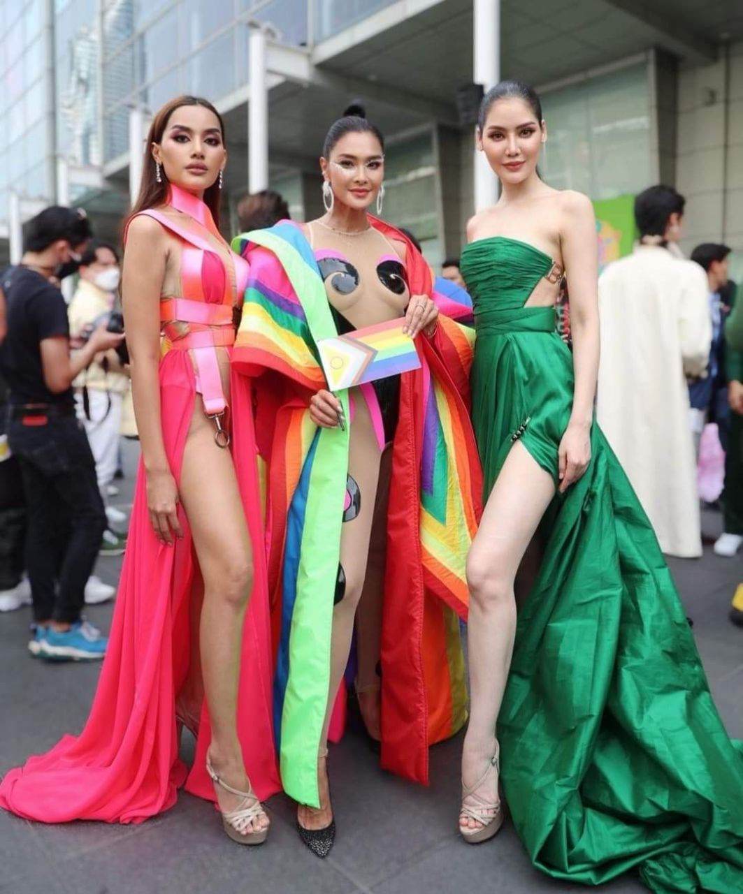 ดีต่อใจ#2350 Rainbow Runway for Equality(ภาพบางส่วน)