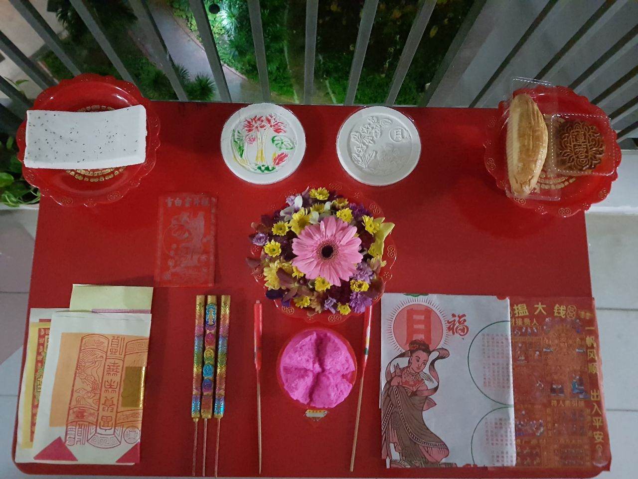 The Prayer Offerings & Prayer Items of goddess tai yin. , photo by fb. 林金伟 25 09 2018.