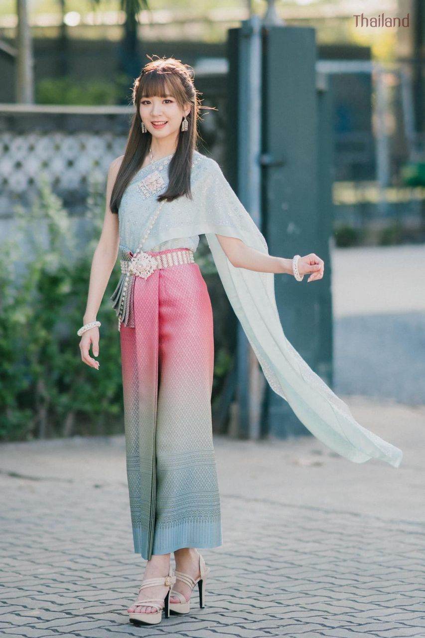 Beautiful Thai Girl in Traditional Dress | THAILAND  🇹🇭