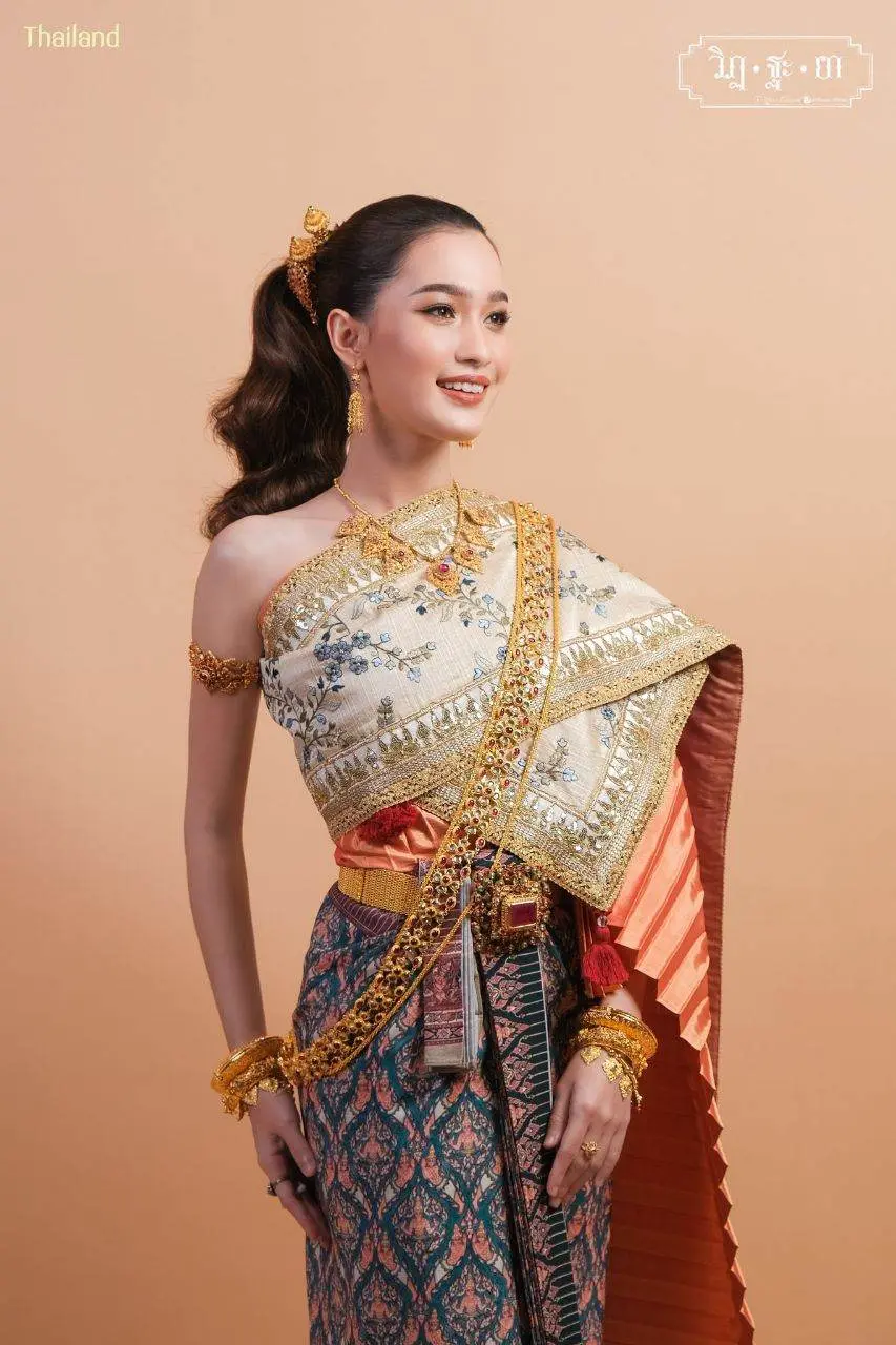 THAI TRADITIONAL DRESS: ชุดไทยโบราณผ้าลายอย่าง | THAILAND 🇹🇭