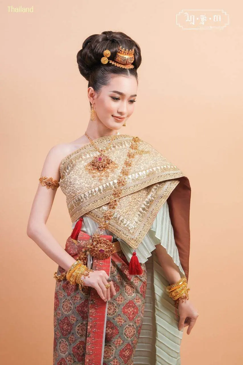 THAI TRADITIONAL DRESS: ชุดไทยโบราณผ้าลายอย่าง | THAILAND 🇹🇭