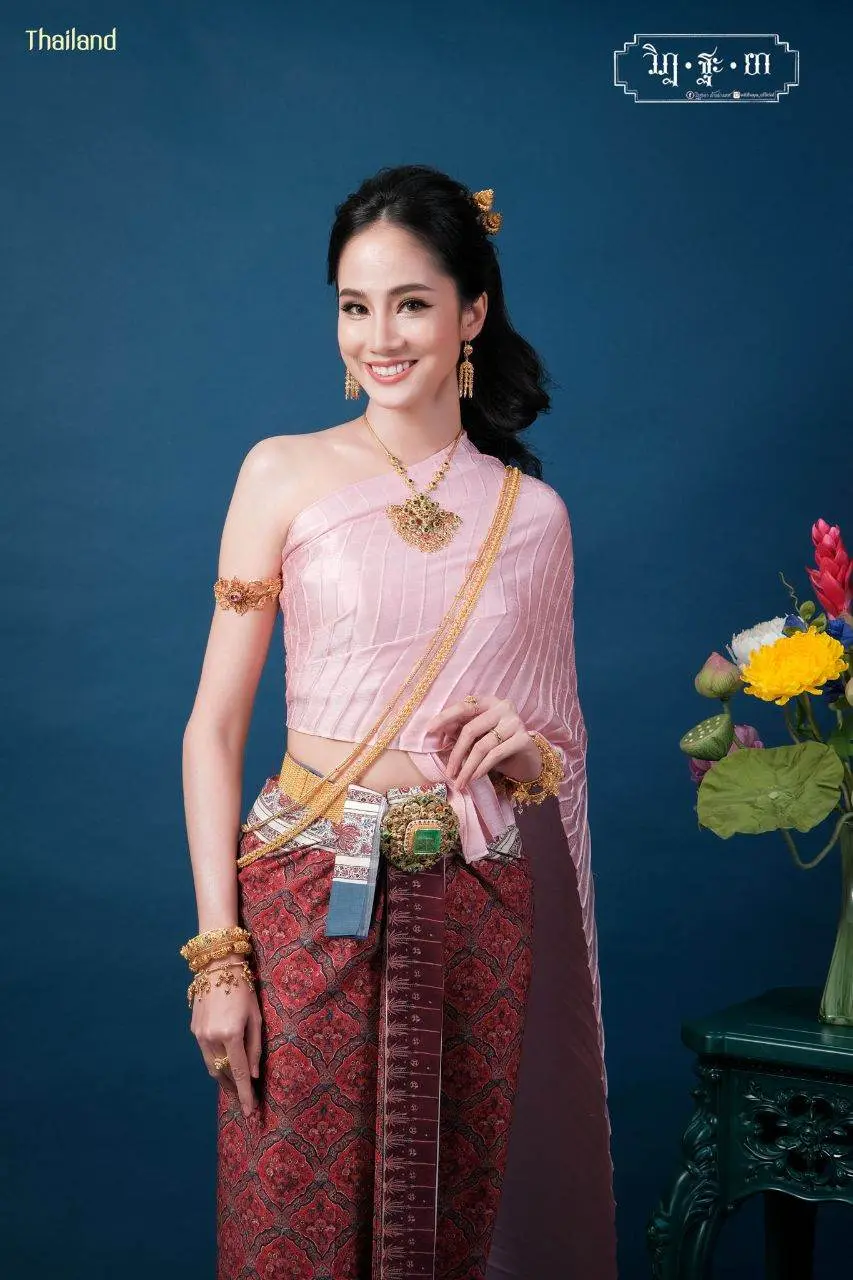 THAI TRADITIONAL DRESS: ชุดไทยโบราณผ้าลายอย่าง | THAILAND 🇹🇭