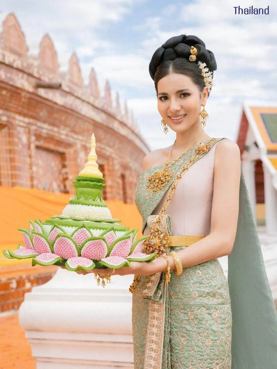 THAILAND 🇹🇭 | The History of Loy Krathong Festival!🧡