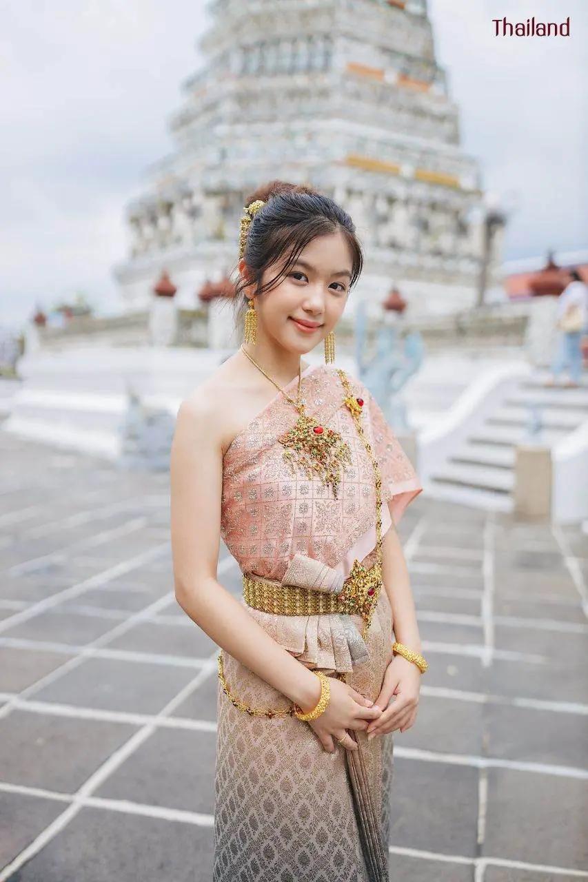 THAILAND 🇹🇭 | Beautiful Lady in Thai Traditional Dress