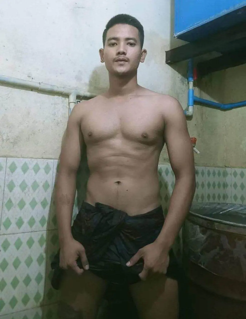หนุ่มพม่าอาบน้ำ
