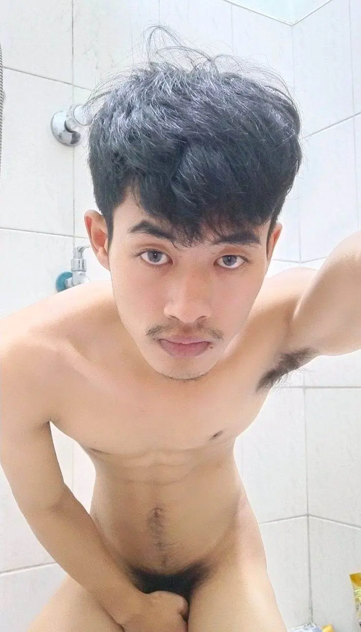 หนุ่มพม่าอาบน้ำ