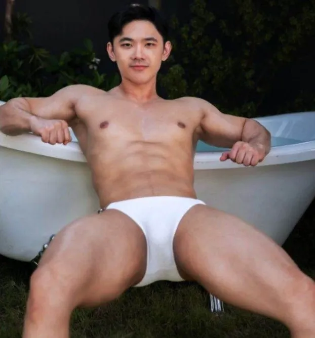 หนุ่มไทยสุดฮอตอวดง่ามขาสุดเซ็กซี่
