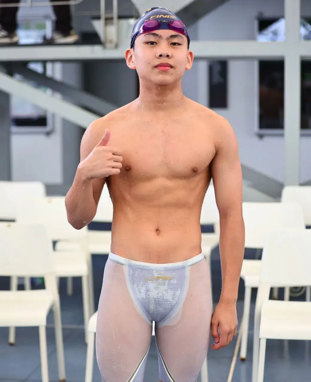 หนุ่มนักว่ายน้ำใสใส