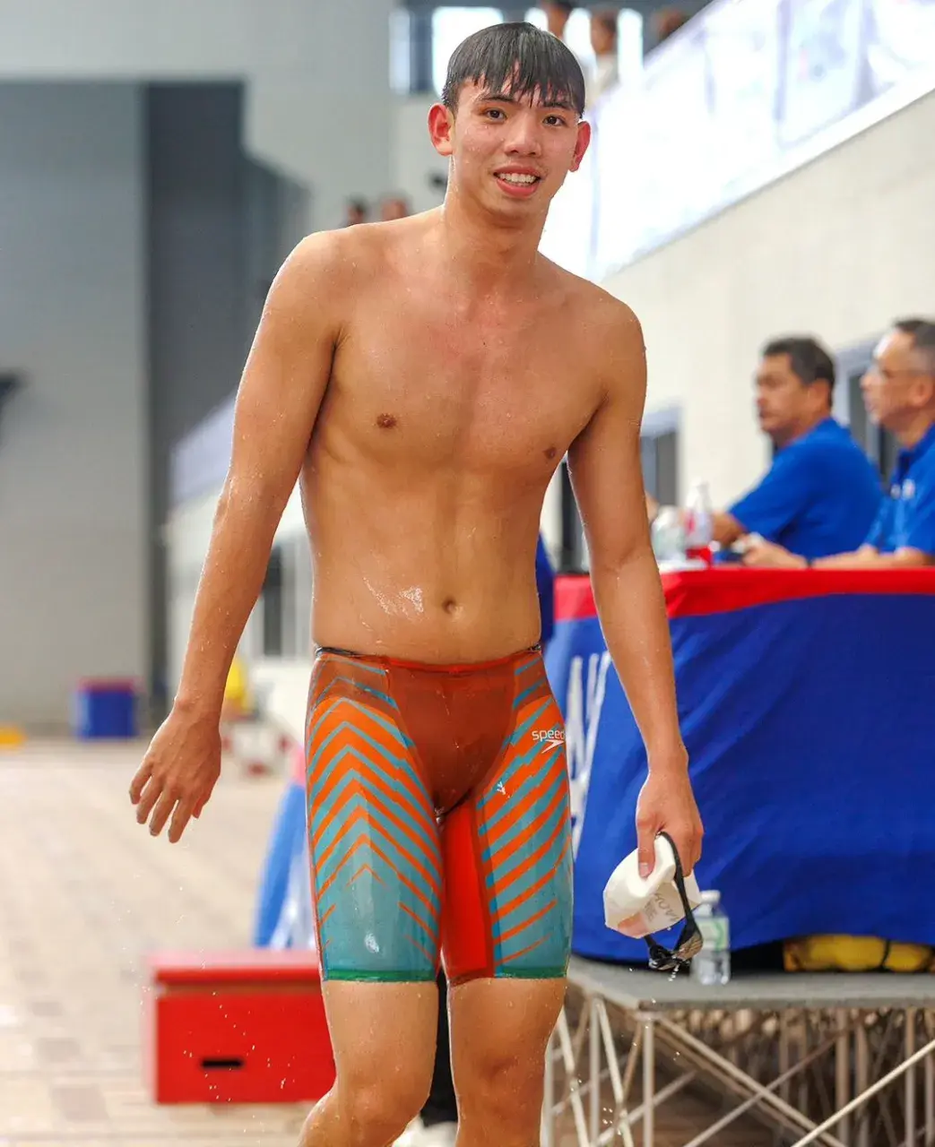 หนุ่มนักว่ายน้ำใสใส