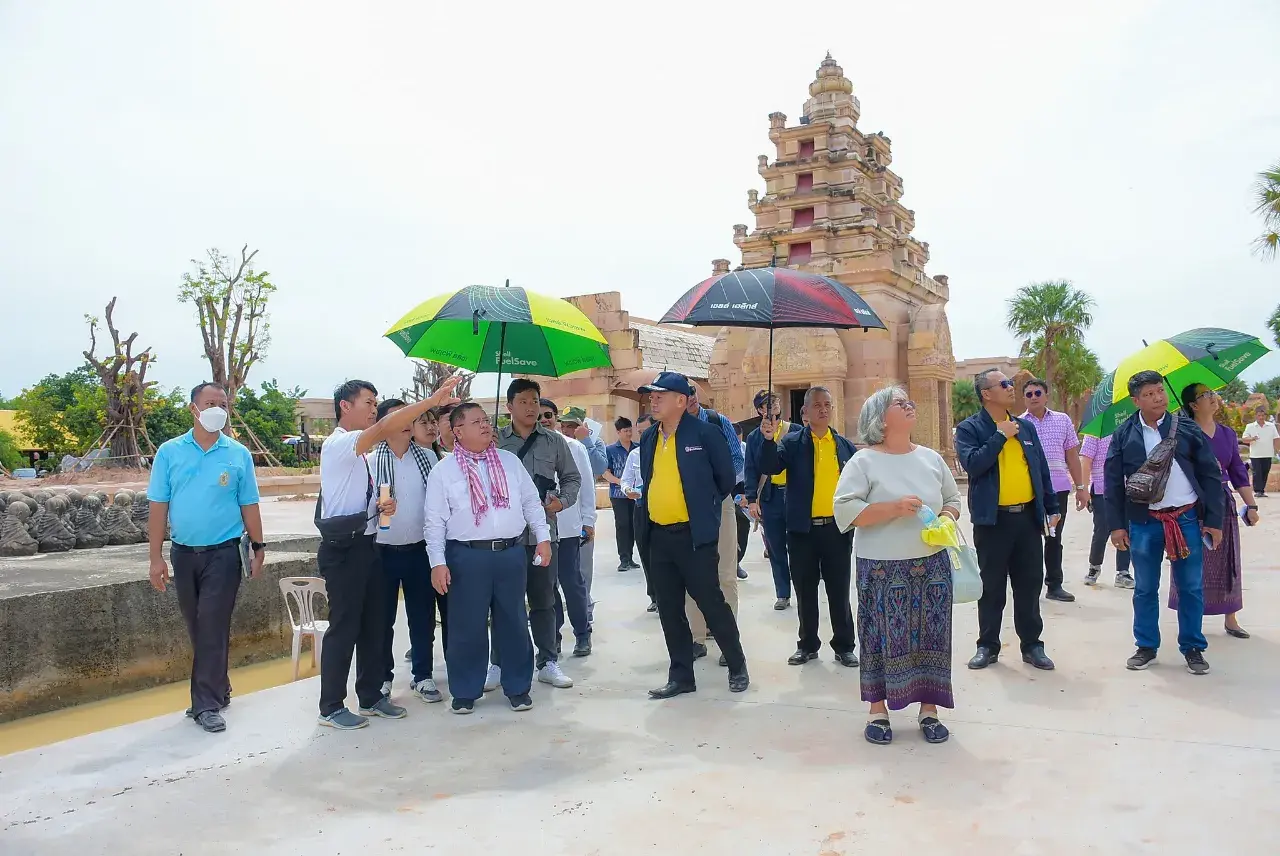 Cambodian Authorities 🇰🇭 Learned Thai Arts and Culture 🇹🇭 at Wat Phu Man Fah