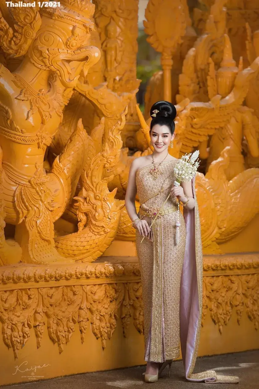 Thai Chakri National Costume - ชุดไทยจักรี 🇹🇭