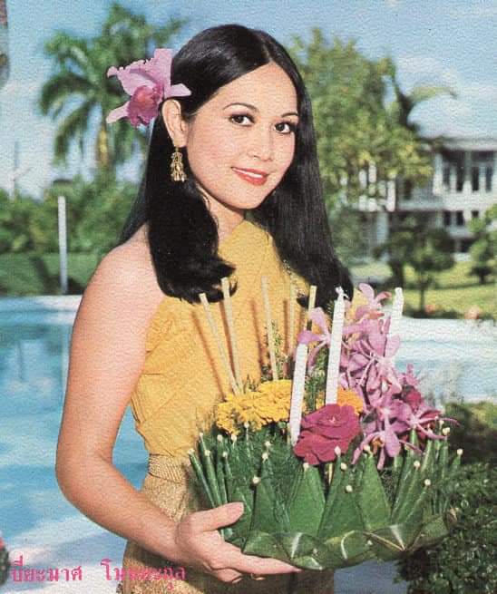 Loi Krathong tradition in Thailand 90s.Thailand national costume.Sabia Thai dress❤️🇹🇭